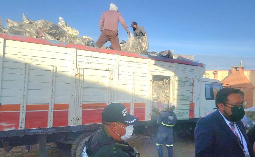 En medio de ataques con piedras y dinamita, secuestran más de 5 toneladas de ropa usada en Oruro