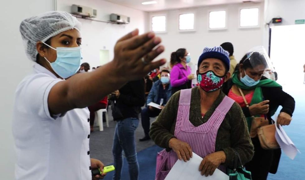 Los contagios por COVID-19 superan los 5.700 en una sola jornada en Bolivia