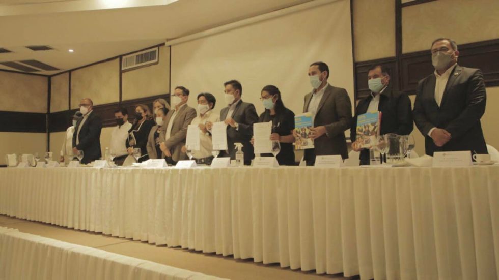 Autoridades comprometen generar estrategias para elevar la vacunación contra el COVID-19