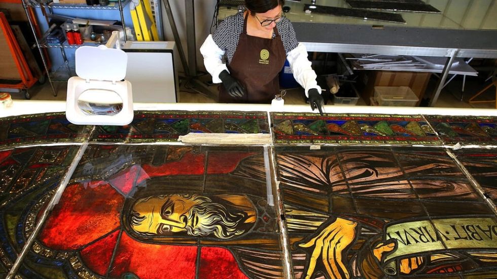 Artesanos restauran los vitrales de Notre-Dame de París ensuciados por el incendio