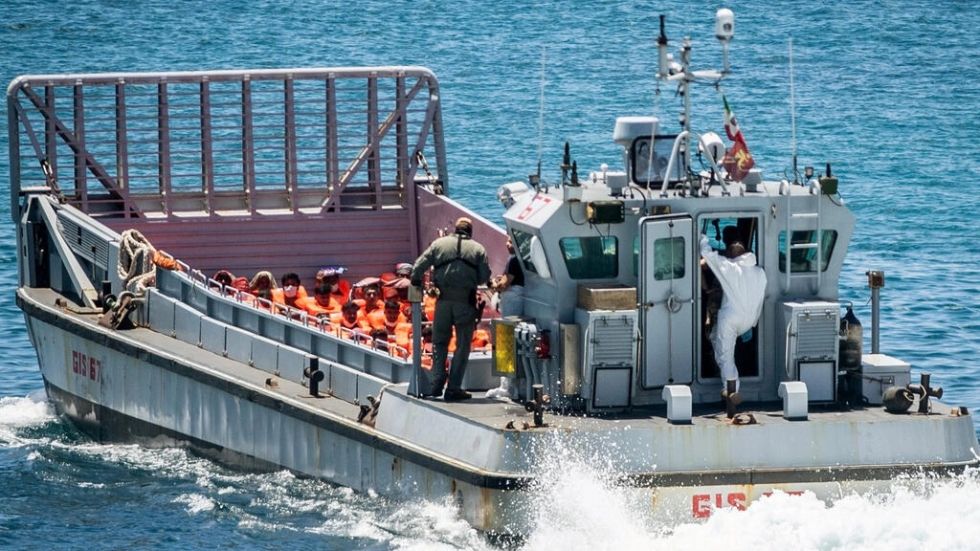 Más de mil migrantes desembarcan en unas pocas horas en Italia, inmersa en plena campaña electoral