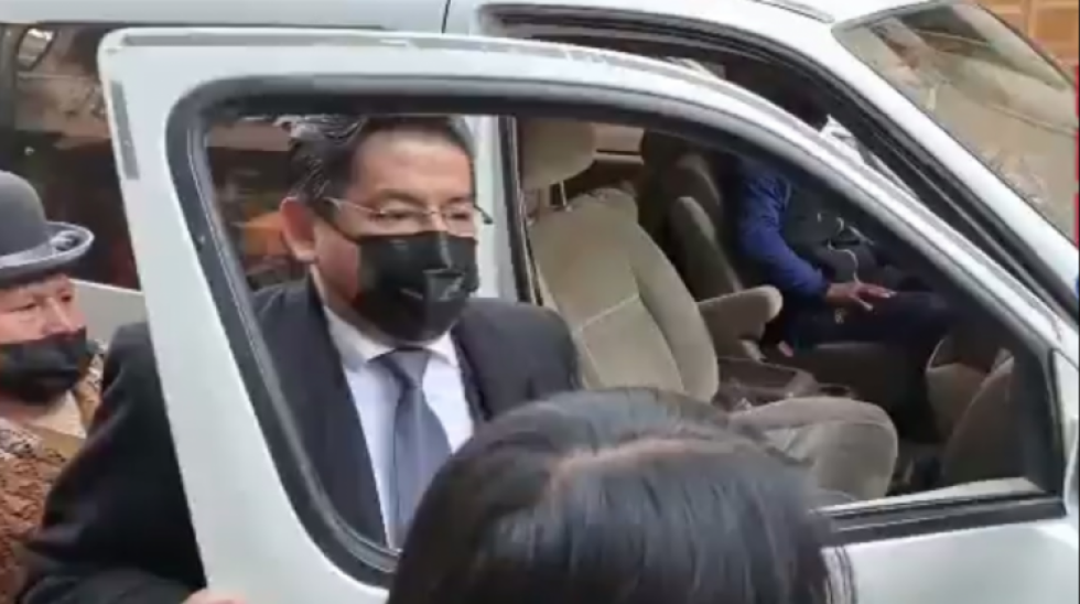 Reportan que Diprove entrega a exdirigente masista vehículo robado el 2019 de la Fejuve paceña