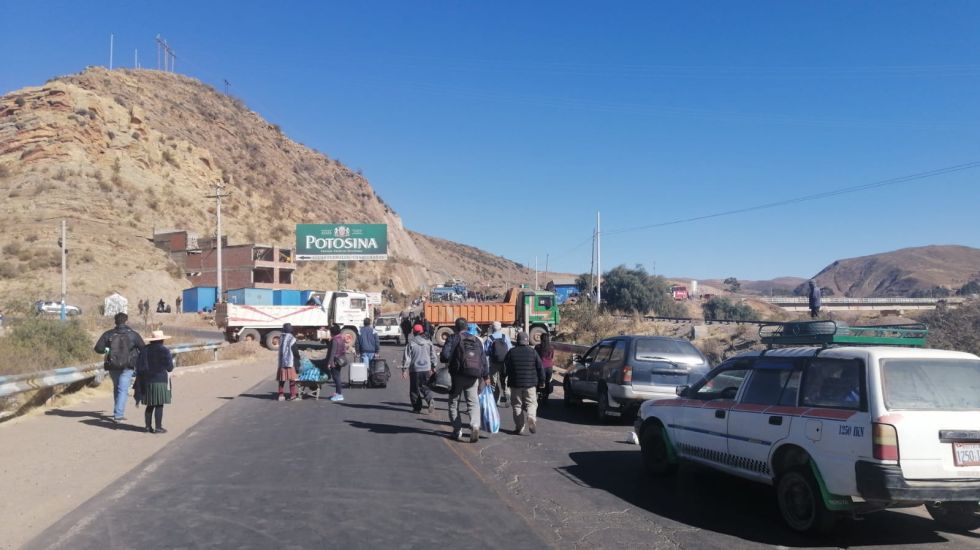 Reportan bloqueo de caminos en la ruta Potosí Sucre