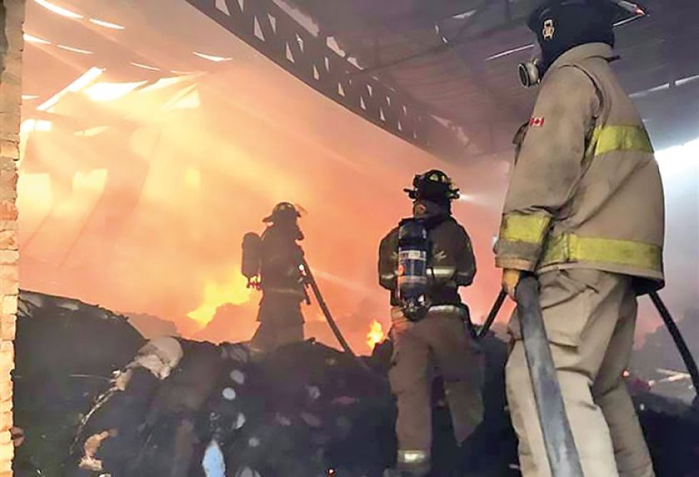 Tras siete horas controlan voraz incendio en textilera