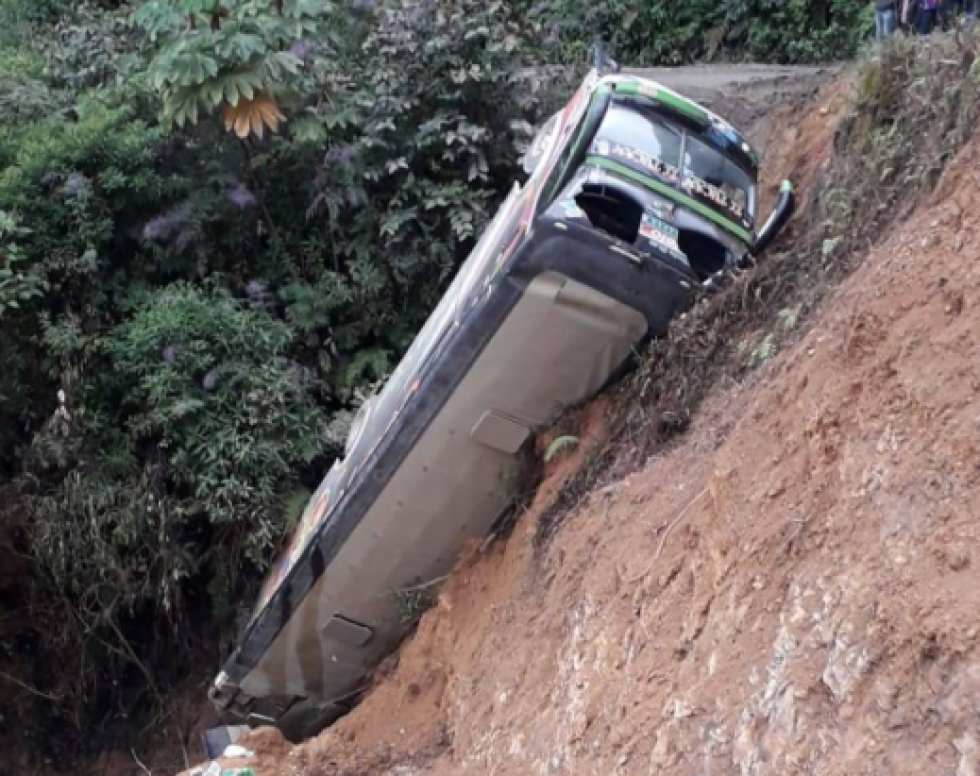 Bus se embarranca en la carretera La Paz - Apolo y deja saldo de cuatro fallecidos
