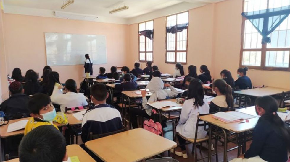 Ministro de Educación confirma que este lunes vuelven labores escolares en tres modalidades