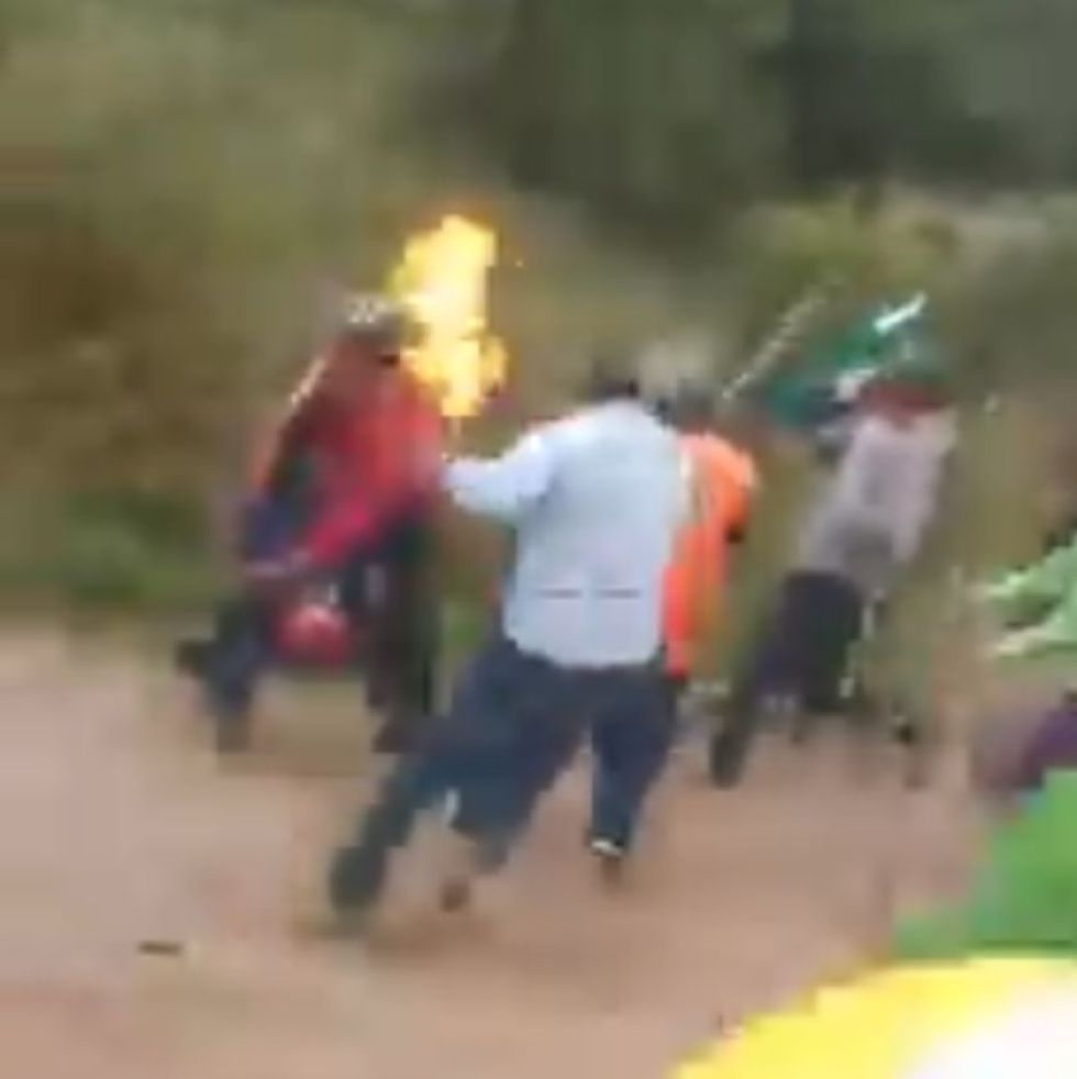 Santa Cruz: Prenden fuego a transportista que intentaba desbloquear en San Ramón