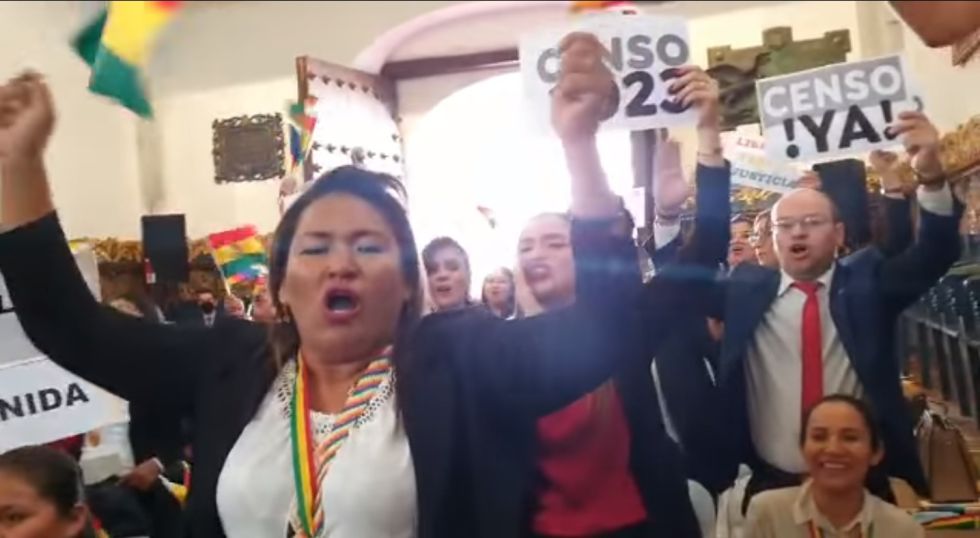 “¡Censo, censo!” El grito de parlamentarios de Creemos en la Sesión de Honor