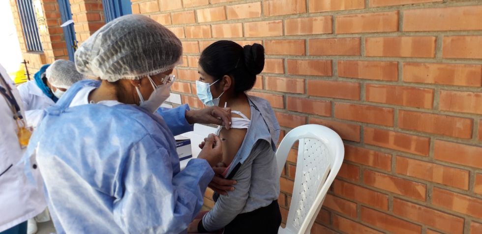 Bracamonte aplica vacunas y detecta que hay gente son solo una dosis