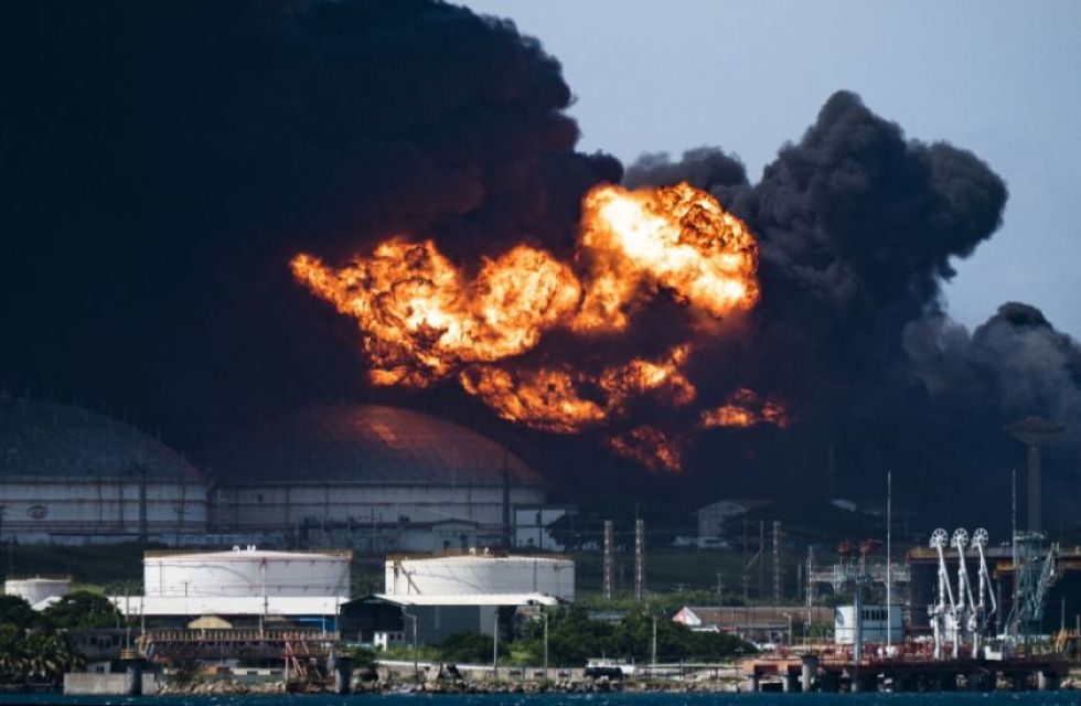 Incendio en tanques de combustible en Cuba deja 17 desaparecidos y 120 heridos