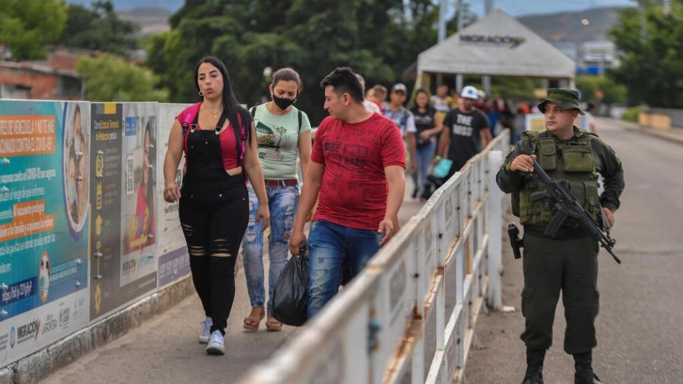 Arrestan a dos hombres que viajaron desde Colombia a Venezuela con explosivos