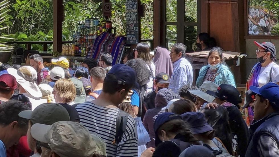 Turistas protestan por suspensión de venta de entradas a Machu Picchu