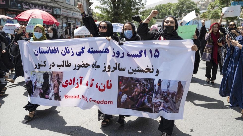 Talibanes disparan al aire para dispersar una manifestación de mujeres en Kabul