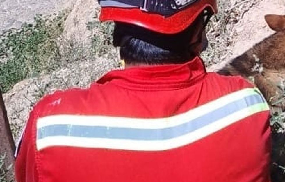 Tres albañiles son rescatados tras haber sido cubiertos de tierra por un derrumbe en La Paz