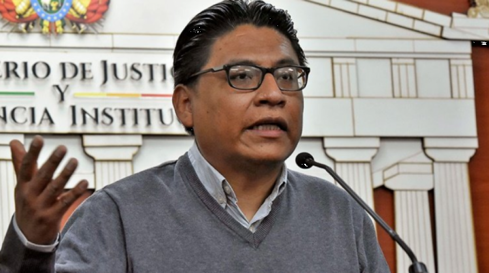 Ministro Lima advierte que Revilla será juzgado en rebeldía y le pide dar la cara a la justicia