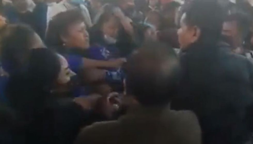 Bartolinas increpan al “Vice” en Cochabamba y lo acusan de “coordinar con la derecha”: “¡Hermanos, cálmense!”