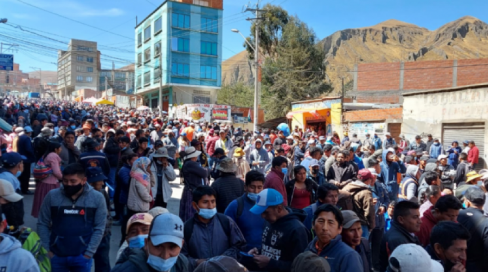 Dos marchas en La Paz: del MAS y de cocaleros del mercado "ilegal"; Adepcoca en vigilia