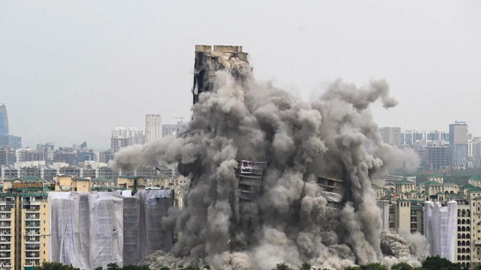 Dos torres ilegales de 100 metros destruidas en los suburbios de Nueva Delhi