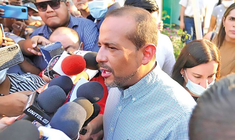 Gobernador Camacho asume defensa en caso de corrupción