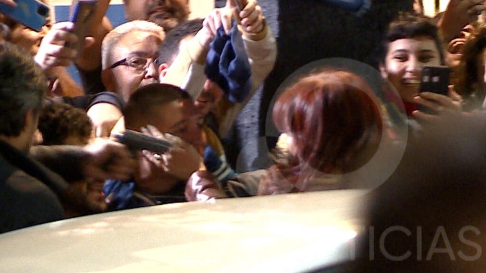 Apuntan con un arma contra Kirchner, acusada de corrupción en Argentina