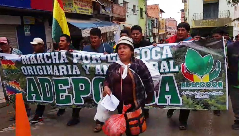 Cocaleros de Yungas inician masiva marcha rumbo a La Paz y exigen cierre del mercado paralelo