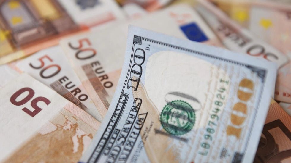 El euro, en su punto más bajo frente al dolar en 20 años
