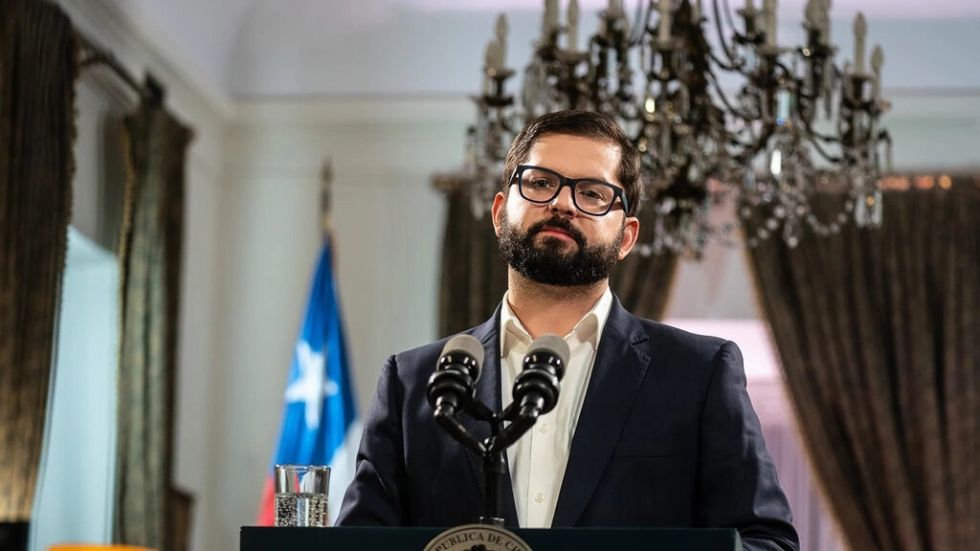 Gobierno de Boric anuncia ajustes tras shock electoral en Chile