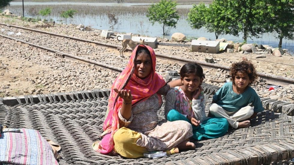Mujeres embarazadas buscan ayuda desesperadas tras inundaciones en Pakistán