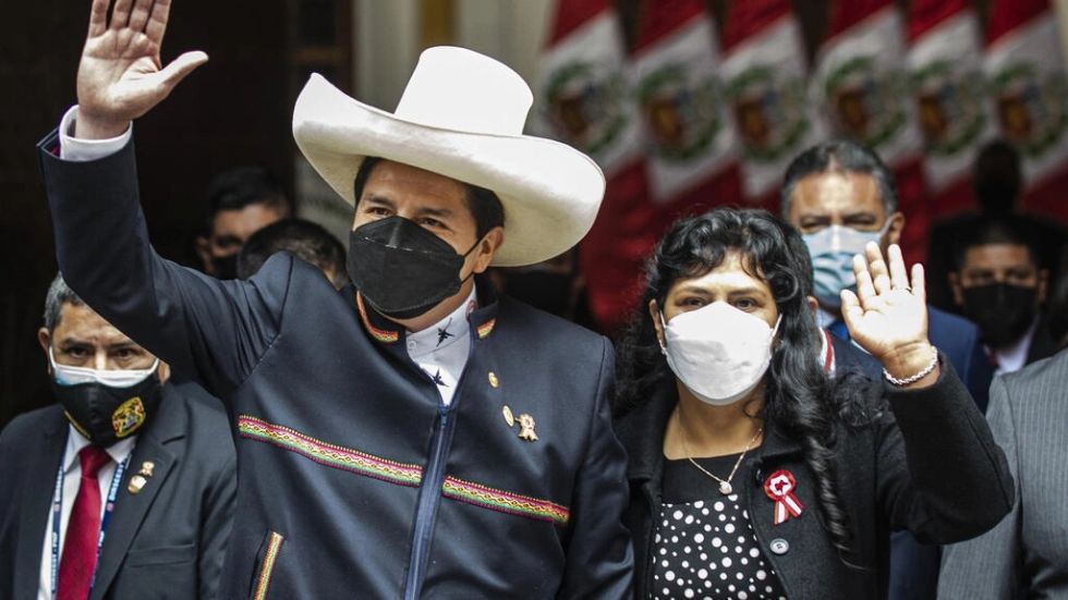 Presidente de Perú y su esposa enfrentan audiencias judiciales
