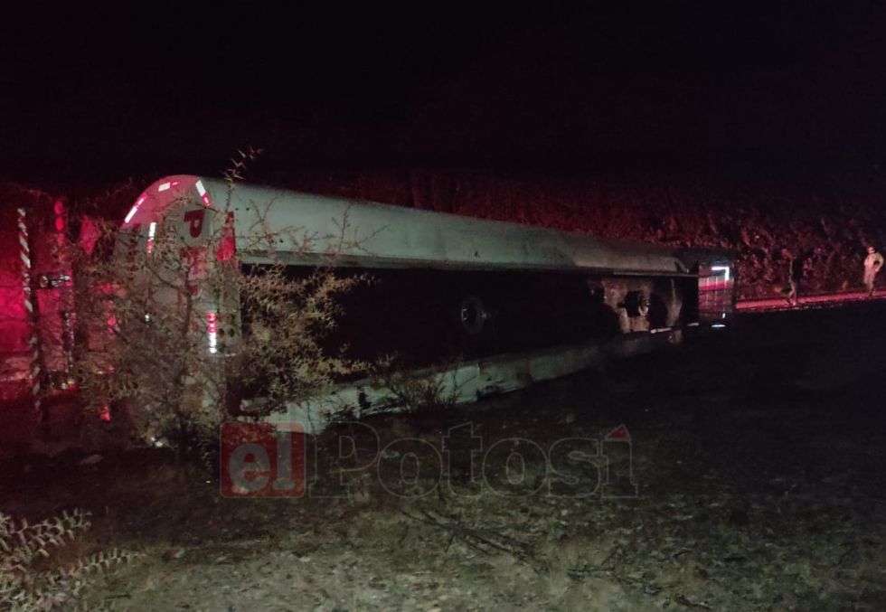 Camión cisterna vuelca en el lugar donde se incendió otro vehículo 