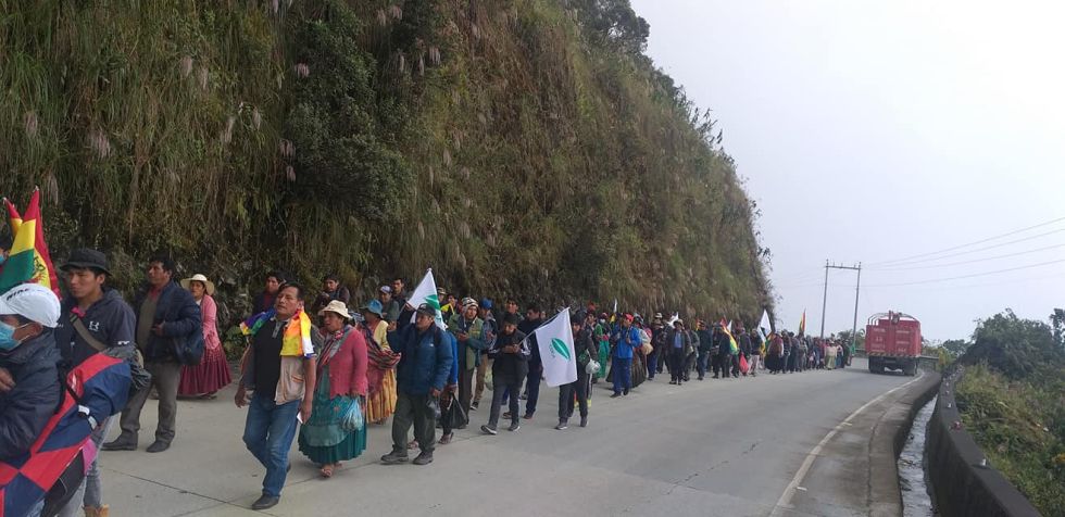 La marcha de Adepcoca que exige el cierre del mercado paralelo llega a la comunidad de Pongo