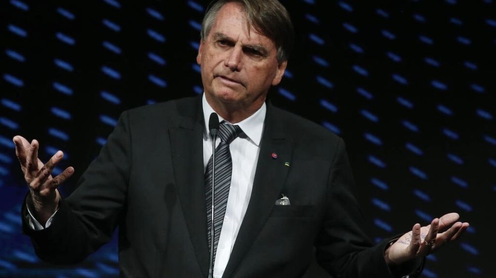 Bolsonaro se enzarza con reportera: "Tu marido votó por mí"
