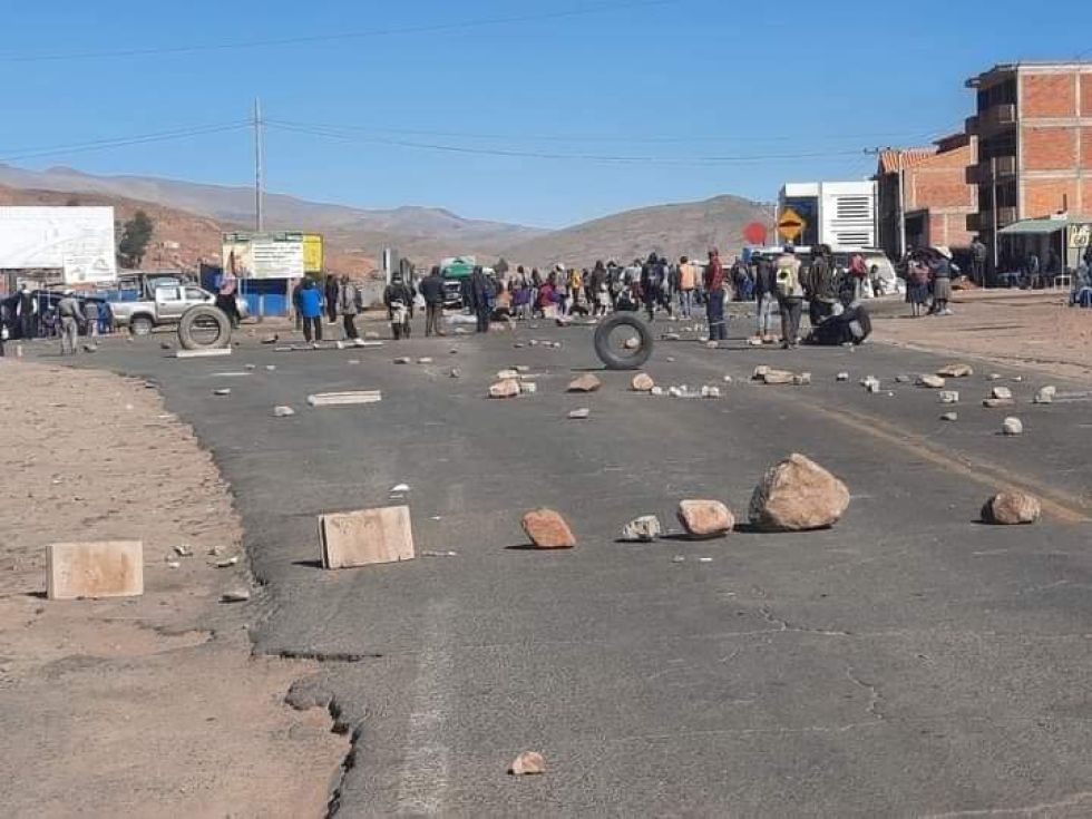 Suspenden viajes a la ciudad de Sucre debido a bloqueo de comunarios de Siporo