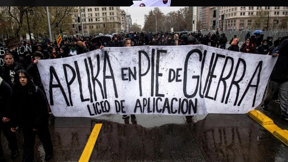 Estudiantes vuelven a protestar por mejoras a la educación en Chile