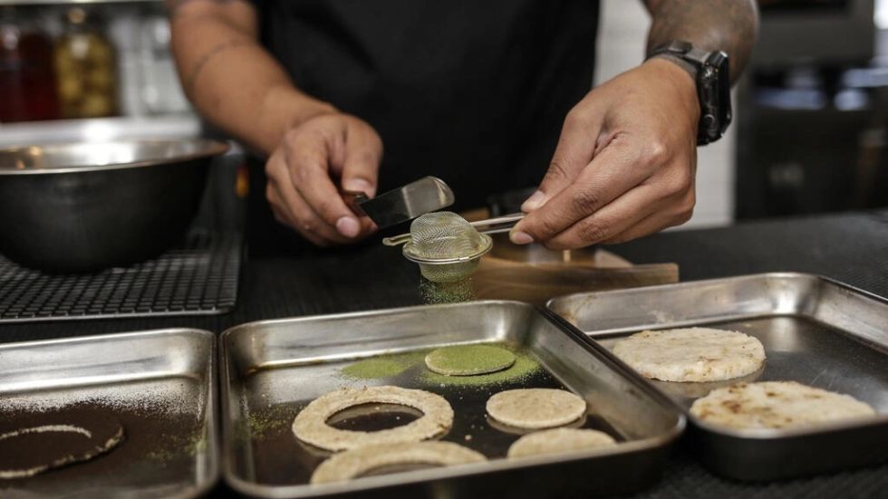 La hoja de coca llega en forma de polvo a los recetarios de Colombia
