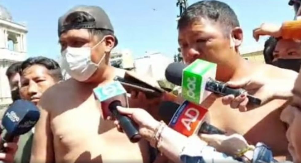 Dos personas revelan que no son cocaleros, pero fueron encerrados en el mercado de Alanes