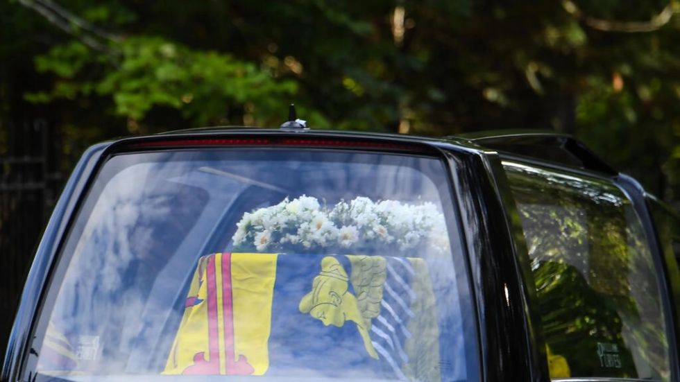 El féretro de Isabel II abandona el castillo de Balmoral para su último viaje