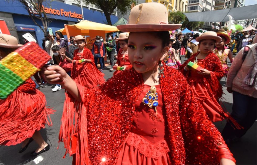 El Prado fue escenario de una minientrada con cientos de niños que reivindican la Morenada