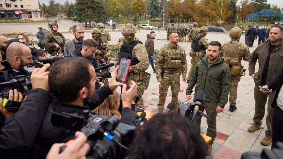 Zelenski promete la "victoria" de Ucrania durante su visita a una región liberada de Járkov