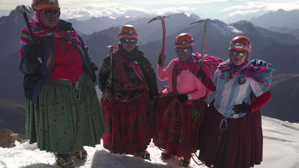 Cholitas conquistan montañas en Bolivia contra el machismo
