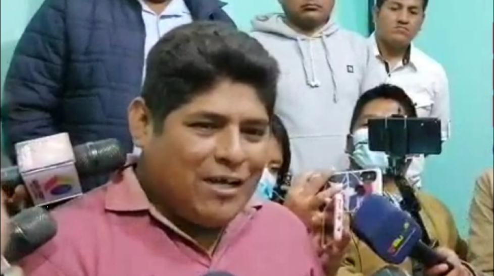 Cocaleros secuestran celulares de 3 policías "infiltrados" y denuncian "plan de persecución"