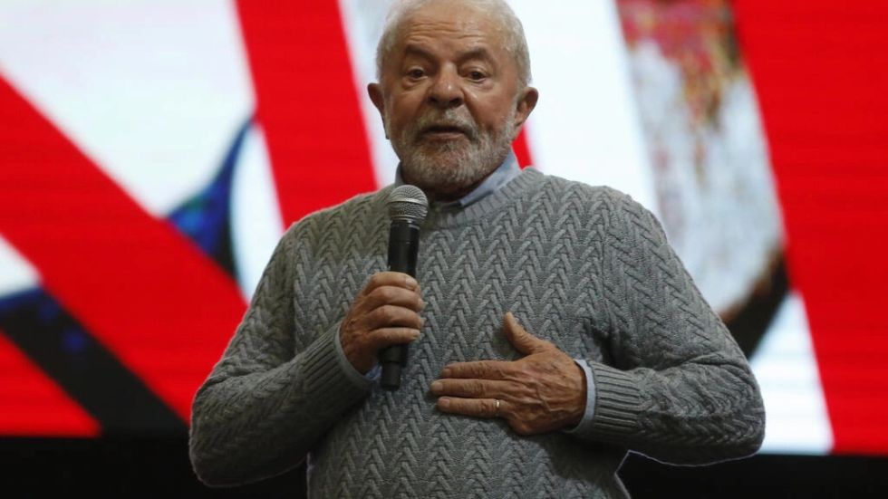 Lula mantiene ventaja sobre Bolsonaro en la carrera presidencial, según un sondeo