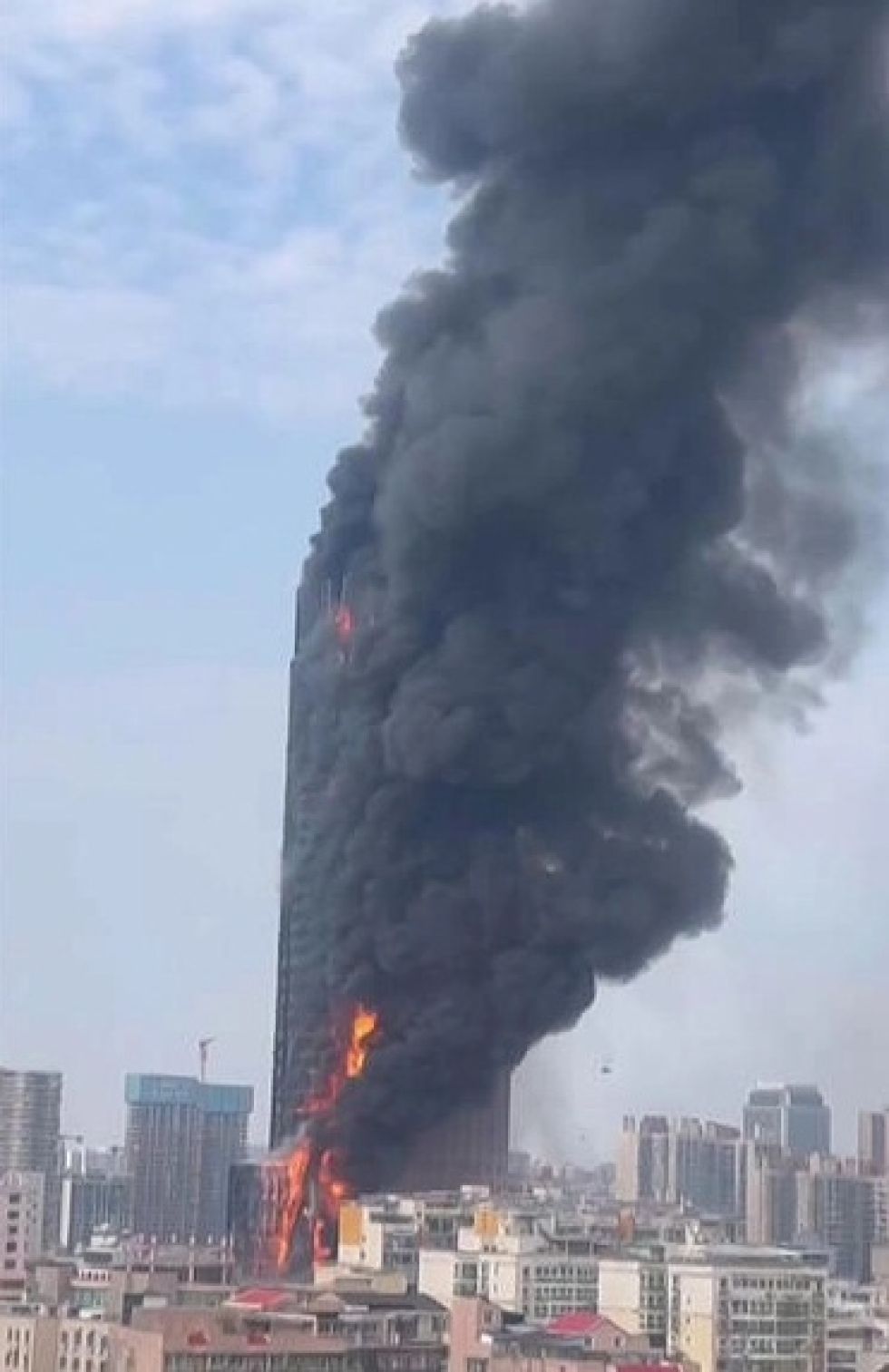 Un incendio arrasa un rascacielos en una ciudad en China