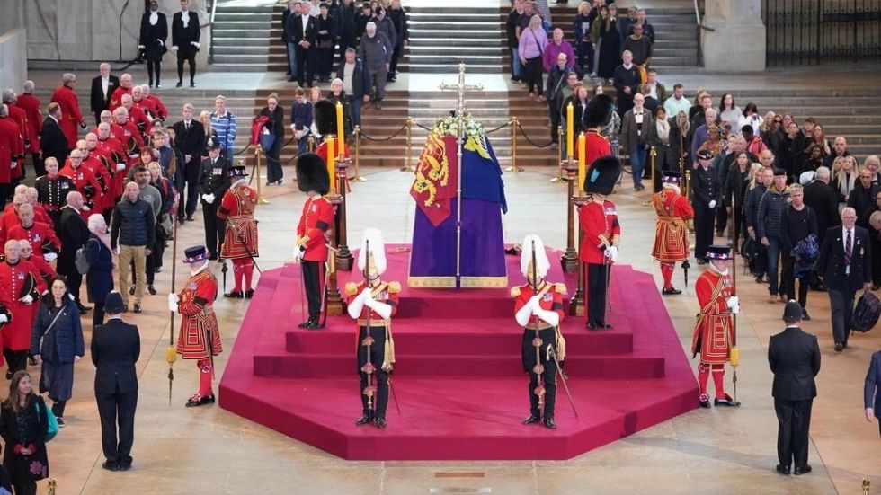 En la capilla ardiente, el último adiós a Isabel II