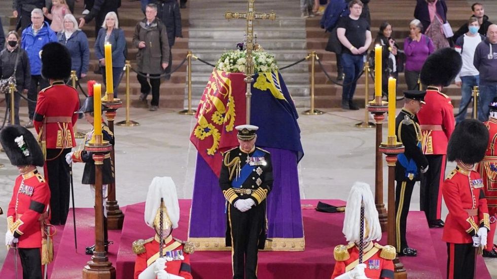 Al menos 24 horas de espera en último fin de semana para inclinarse ante féretro de Isabel II