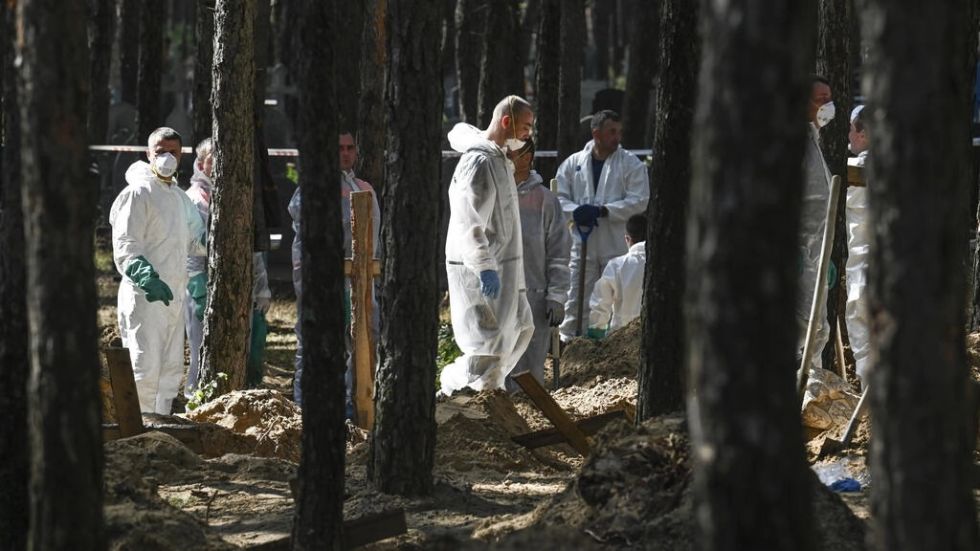 Rusia califica de "mentiras" las denuncias de Ucrania sobre los cientos de cuerpos hallados en Izium
