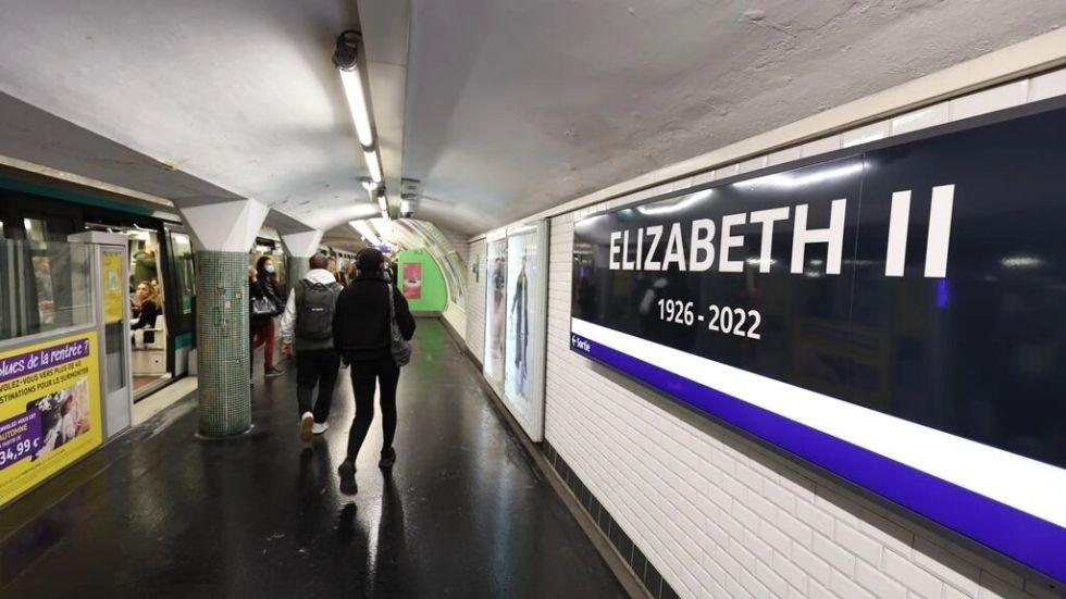 El metro de París rinde homenaje a Isabel II durante su funeral
