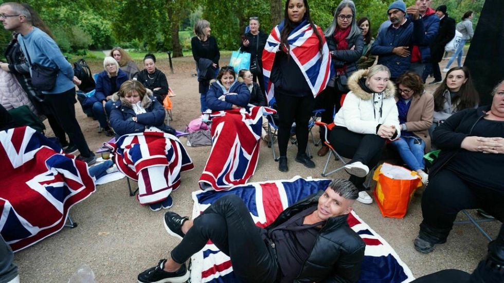 Los británicos se levantan al alba para despedir a Isabel II