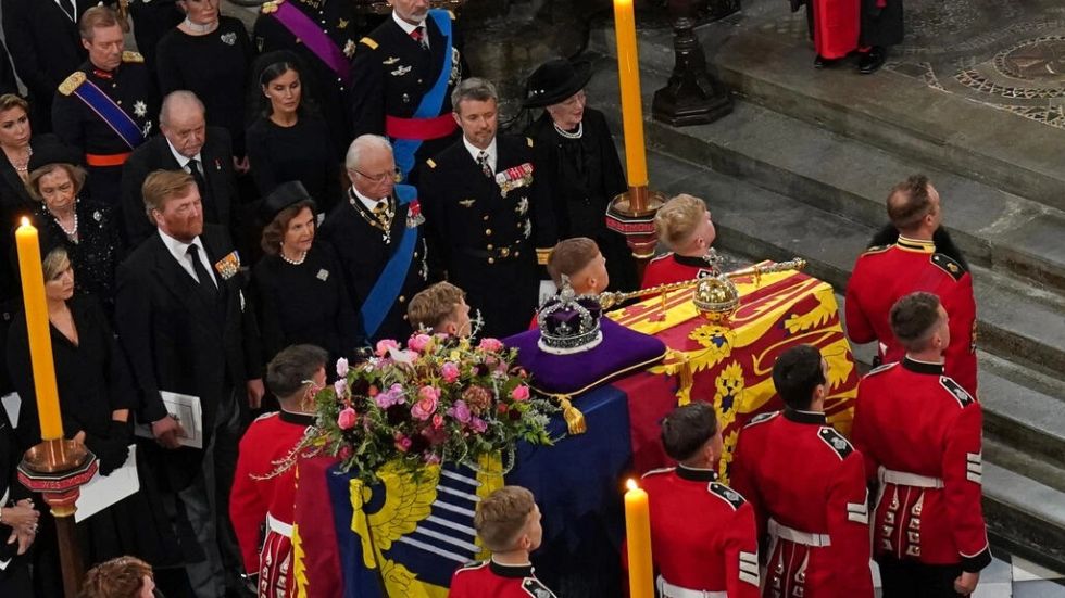 El funeral de Isabel II brinda un acercamiento público entre Felipe VI y Juan Carlos