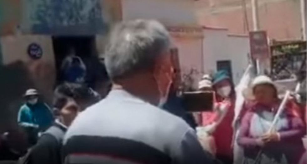 Cocaleros del grupo de Alanes increpan a periodista y le dicen "te vamos a quemar"